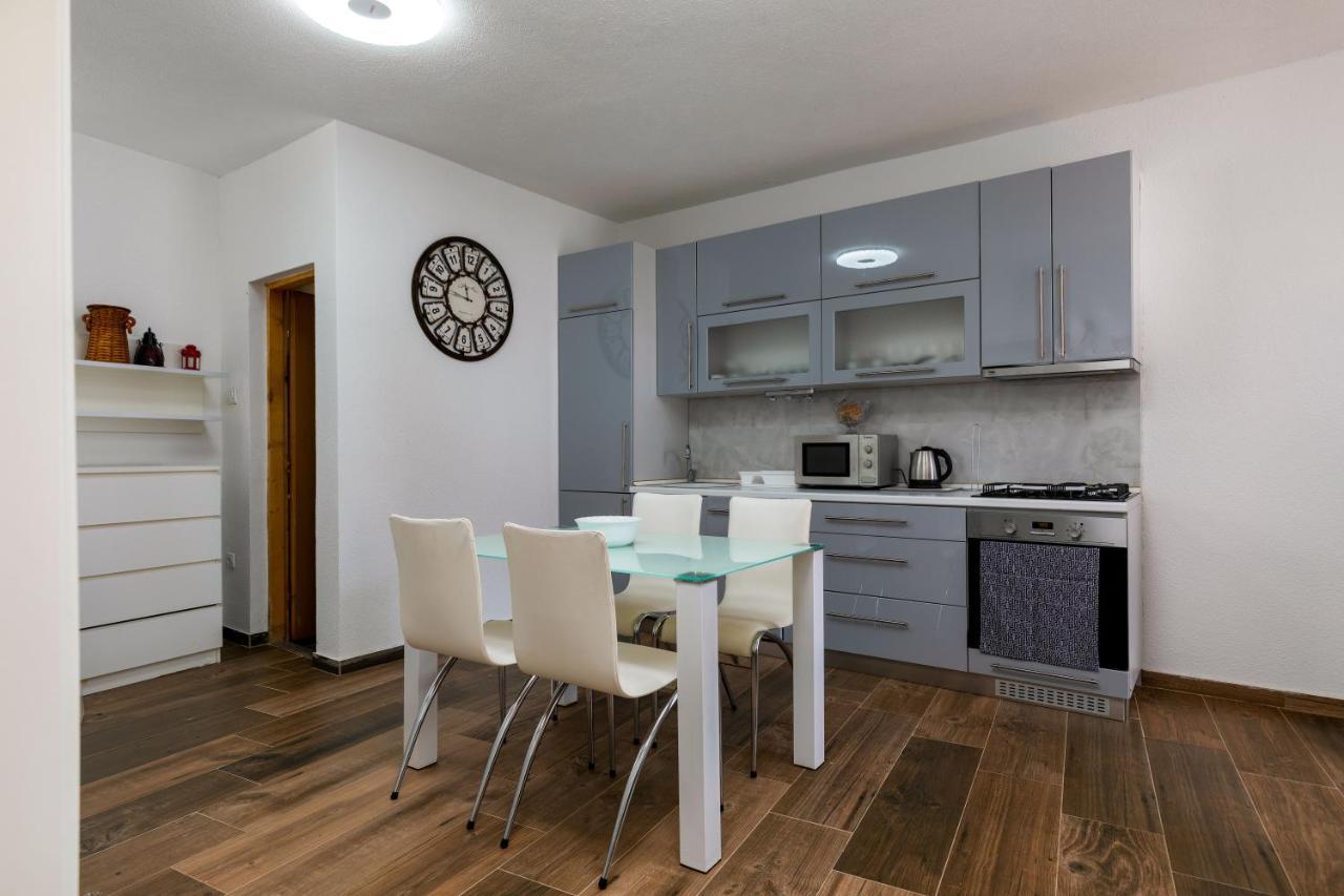 Top Central Apartments Pula Exterior photo